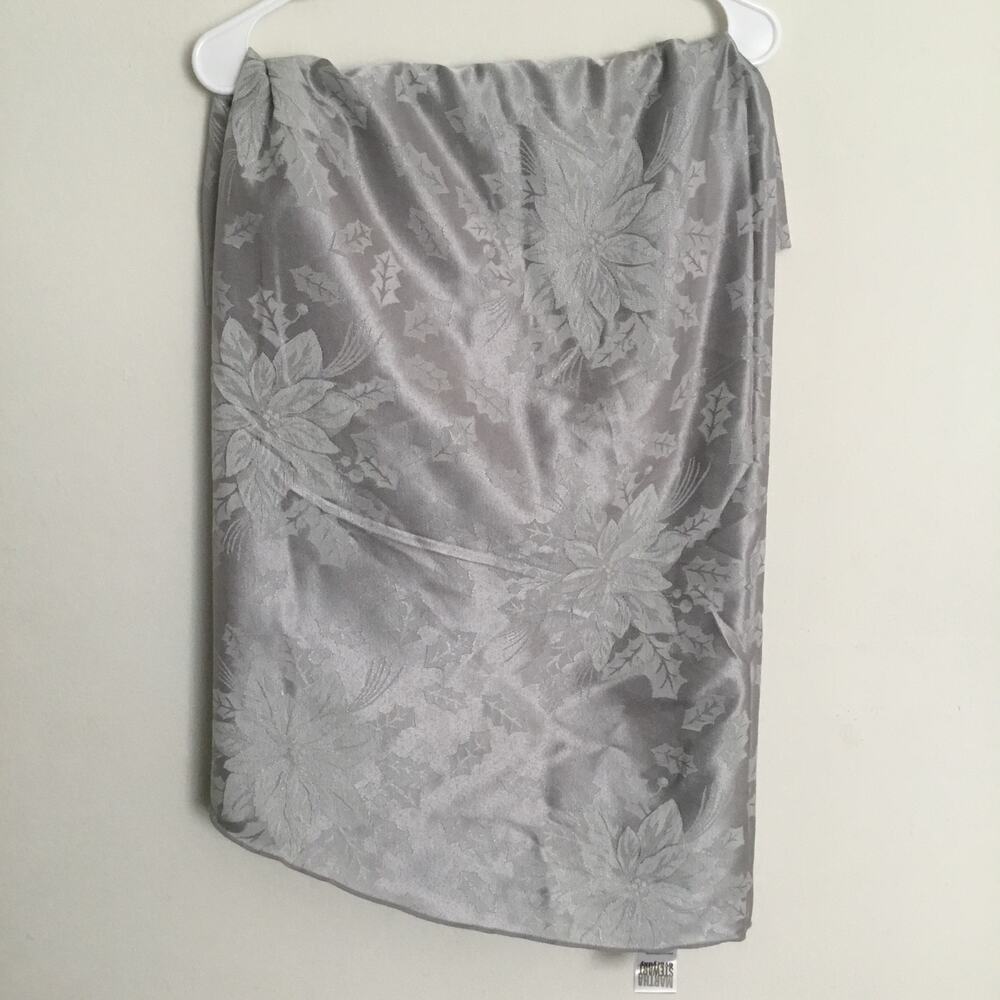 Martha Stewart Christmas Round Tablecloth Silver Damask Poinsettia & Holly 70' D